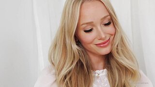 GwenGwiz Striptease and Pussy Fingering Nude Video